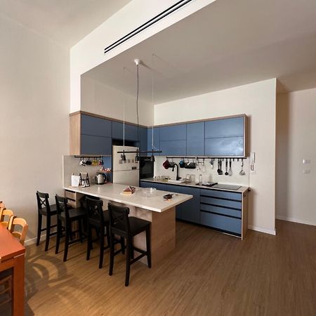 Modern And Spacious Apartment In Downtown Хайфа Екстер'єр фото