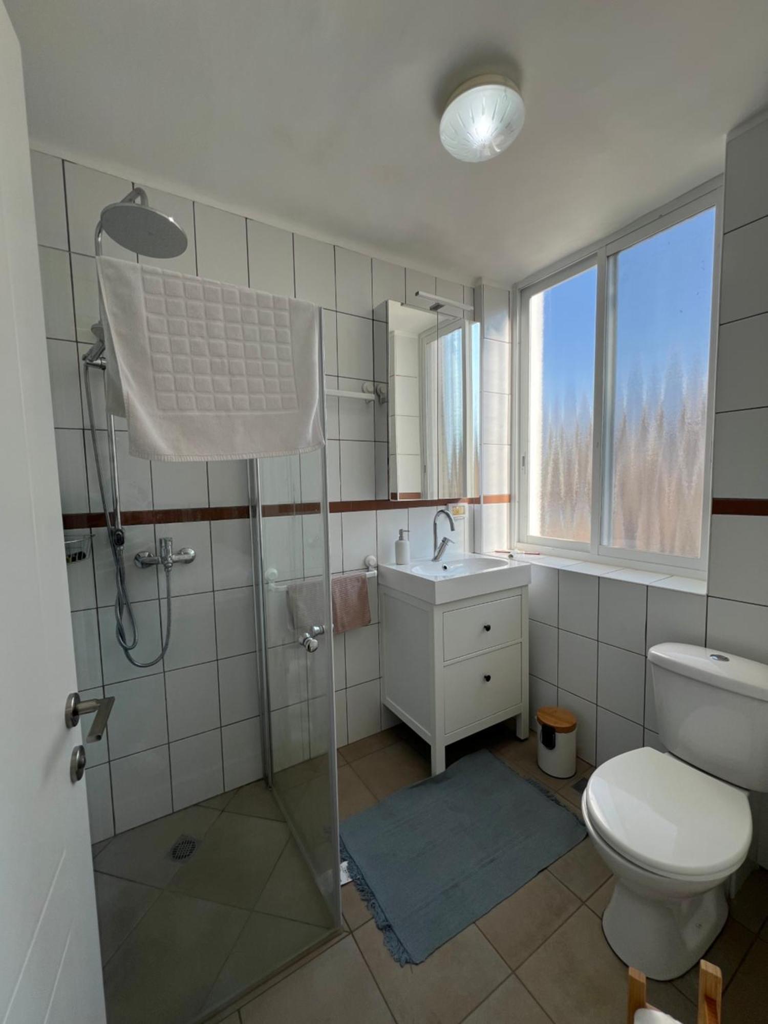 Modern And Spacious Apartment In Downtown Хайфа Екстер'єр фото
